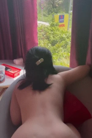 Em học sinh dáng người loli thích uống trà sữa